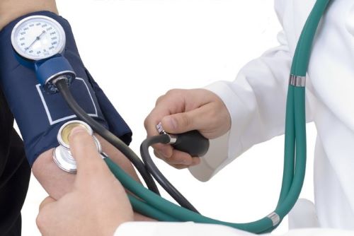 Bệnh nhân tăng huyết áp được khuyến cáo không nên nằm gác chân lên tường