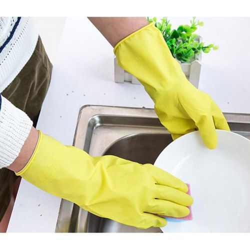 Sử dụng găng tay khi làm việc nhà giúp bảo vệ móng tay